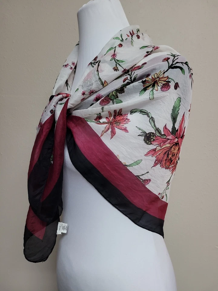 Bufanda cuadrada para mujer CHAN LUU estampado floral 100 % seda ligera multicolor. Foto 2 de 4