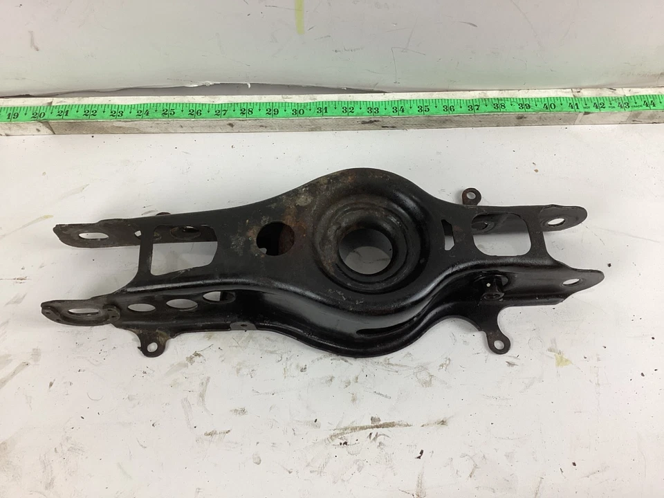 Brazo de control inferior suspensión lateral derecha trasera Cadillac ATS 2013-2019 22947075 FABRICANTE DE EQUIPOS ORIGINALES Foto 2 de 4