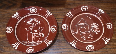 Vintage 1960er schwedischer handbemalter Teller und flache Schale naive Volkskunst 8'' breit