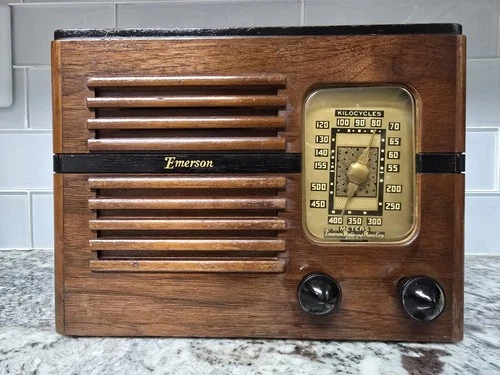 Emerson DB-296 Tube AM/SW Radio, 1939 Ingraham Cabinet – Works, Restored Finish