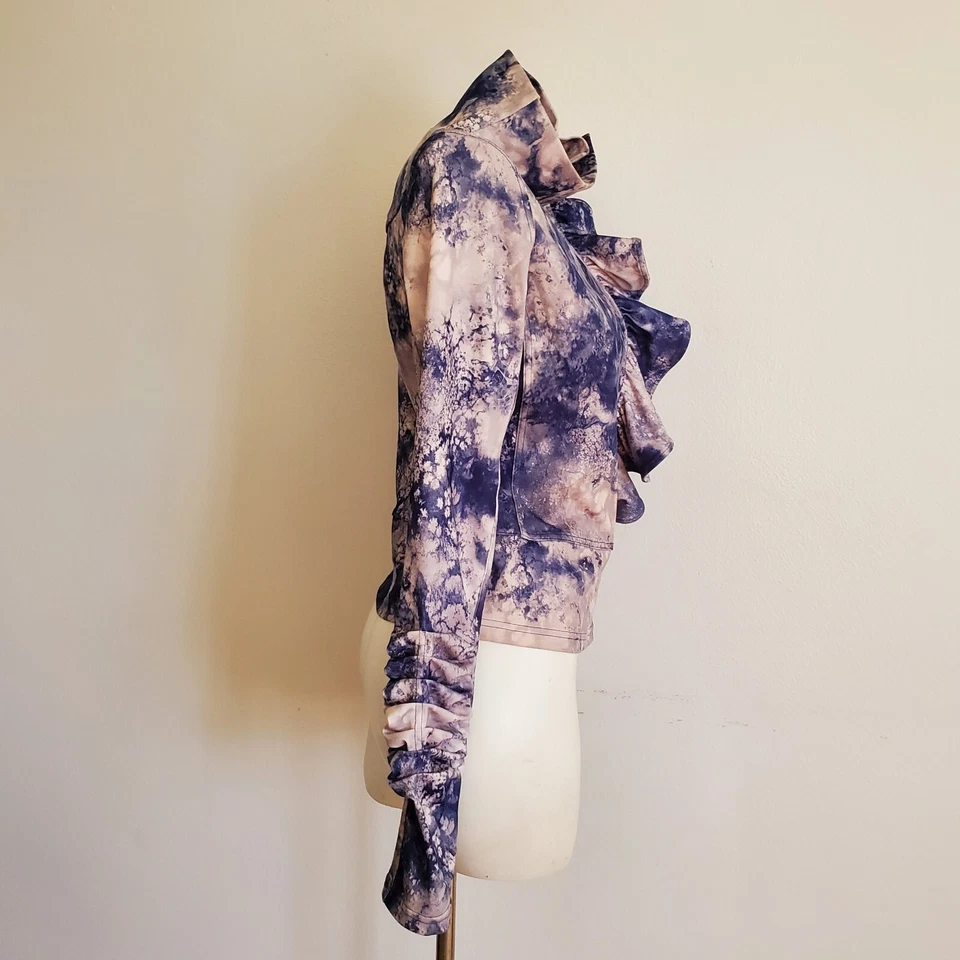 Chaqueta activa Karma Athletics San Suu cremallera completa agujero para el pulgar púrpura tie dye con volantes Foto 3 de 4