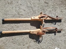 Ancienne paire d'échasses en bois et cuir 1m20