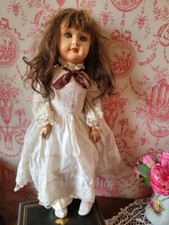 Poupée articulée SFBJ "Paris 308-12", cheveux longs, yeux bleus, Bouche fermée.