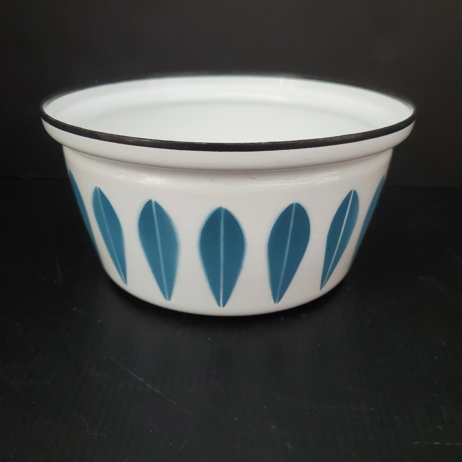 Catherine Holm lotus pattern Dutch oven Turquoise blue +white 8"