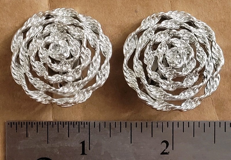Vintage Silvertone Lisner Signed clip on earrings Gorgeous!!