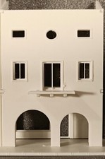 Casa per fondale plastico H0 con due portici e terrazzo un piano e sottotetto