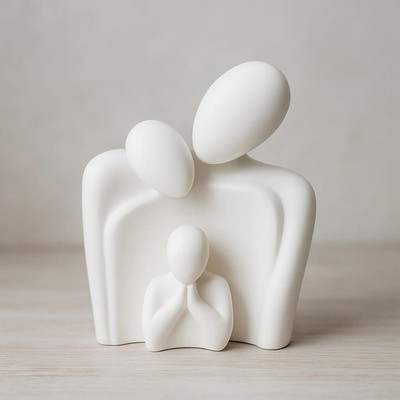 Skulptur Vater Mutter Kind modern weiß Keramik Stil trost Trauer Andenken
