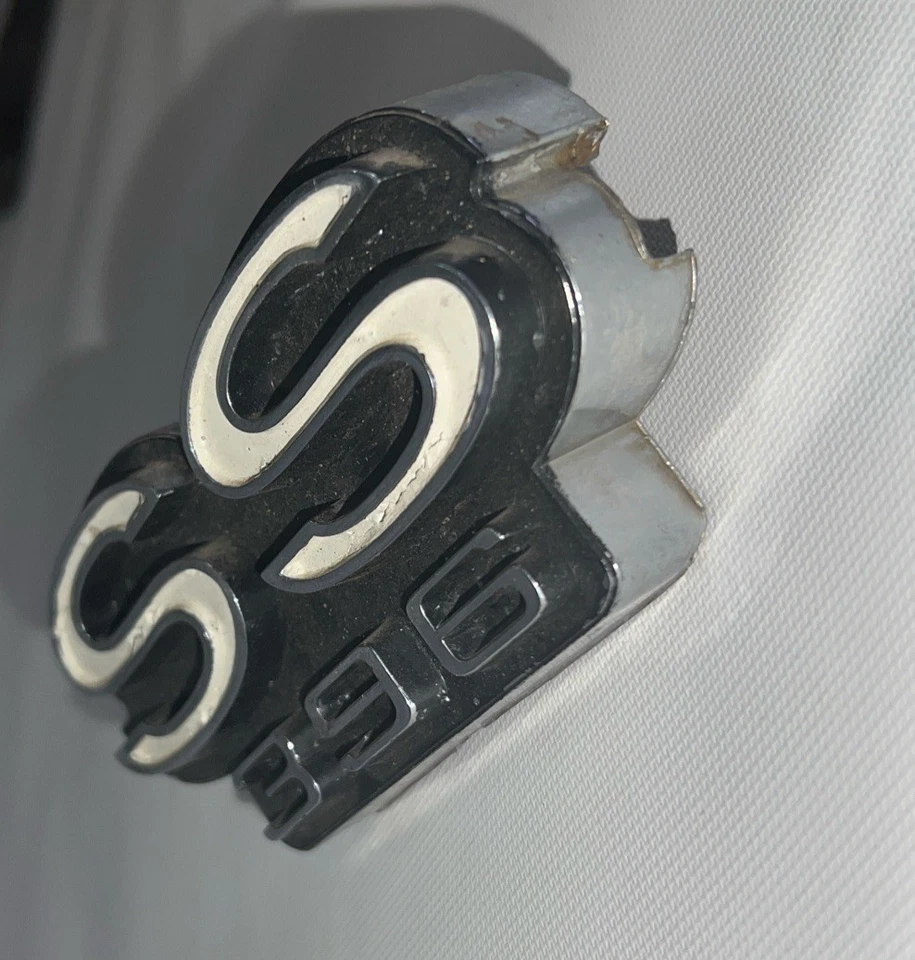 Chevrolet Chevelle Super Sport SS 396 1969 fabricante de equipos originales emblema de parrilla delantera 3942781 Foto 3 de 4