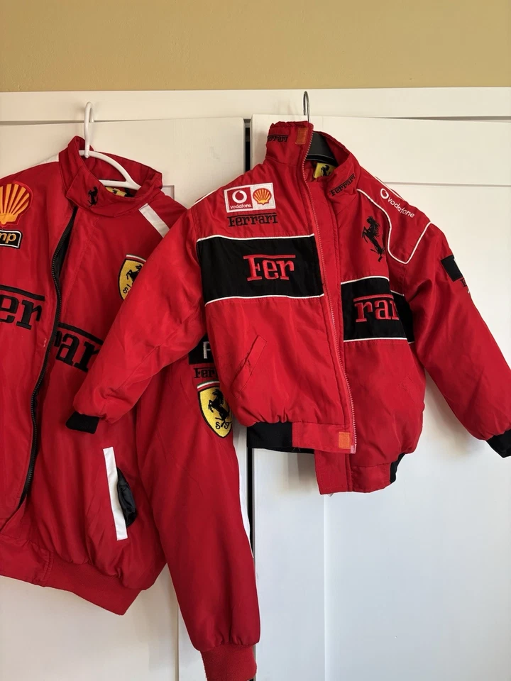 Две куртки Ferrari размер XL и детские L продаются вместе очень хорошее состояние товара - Изображение 2 из 4