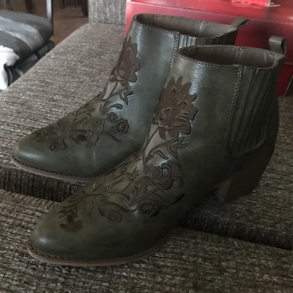 Womens Avenue Cloud Walkers Olive Green Embroidered Slip-On Ankle Boots Size 11W - Image 2 of 4