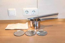 ( 1 ) Neuwertige Kartoffel / Spätzle / Spagetti Eis Edelstahl Presse, 3 Einsätze