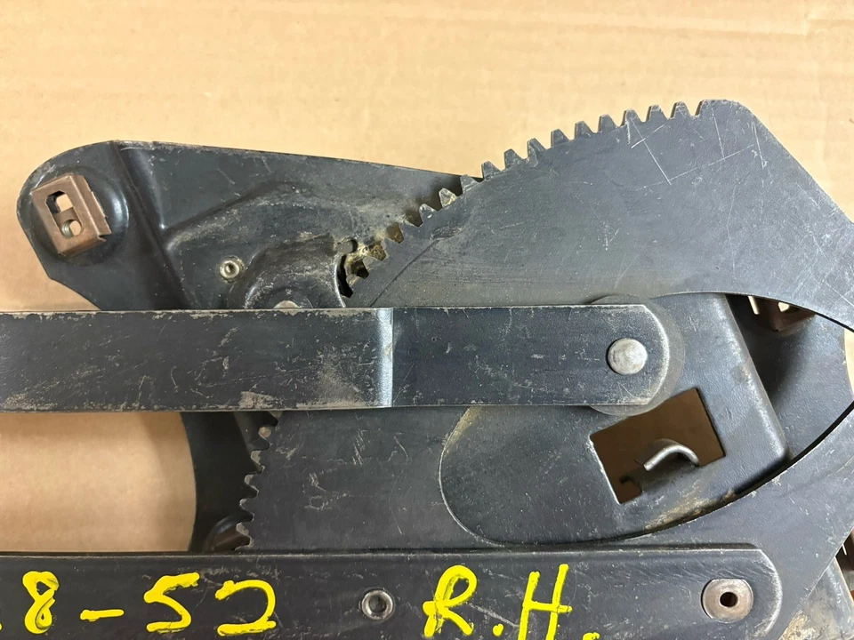 1948 - 1952 年福特卡车 NOS 右侧车窗调节器适用于福特 F -1 至 F-5。 #7C-812300 — 第 3/4 张图片