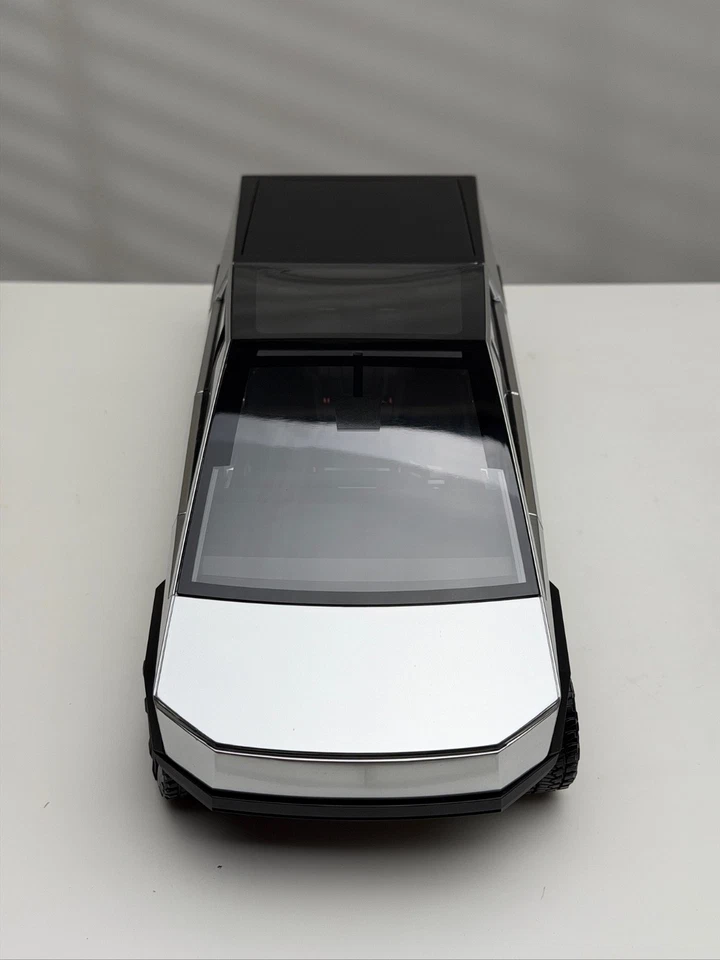 Tesla Cybertruck (Titanium) [Tesla] 1:18 scale - Image 4 of 4