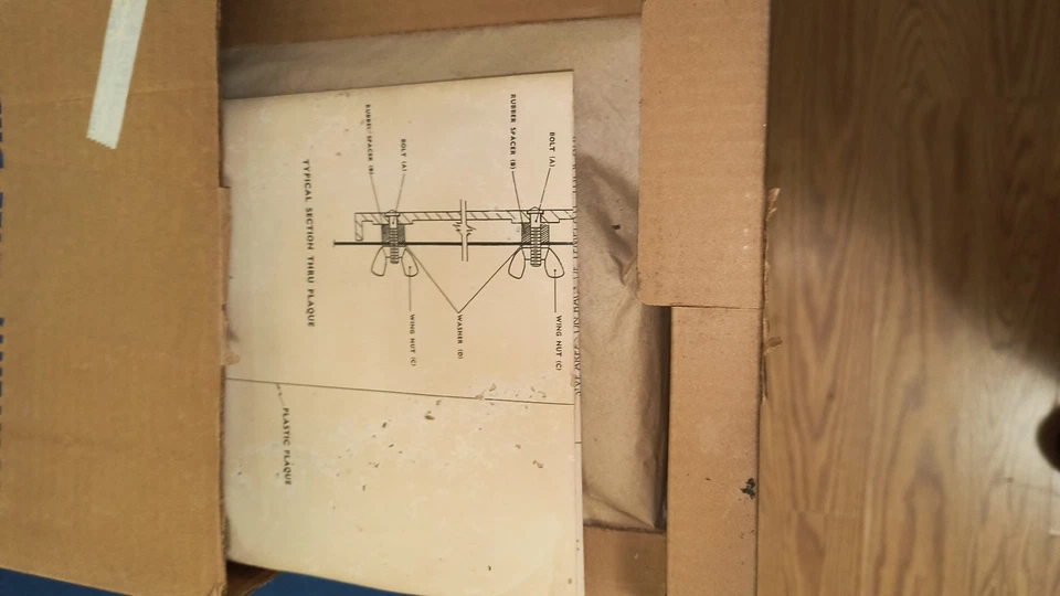 JUEGO DE LETREROS DE PLACA DE BOMBA DE GASOLINA EN RELIEVE ACEITE SHELL DE COLECCIÓN NUEVO (2) CAJA ORIGINAL Foto 4 de 4