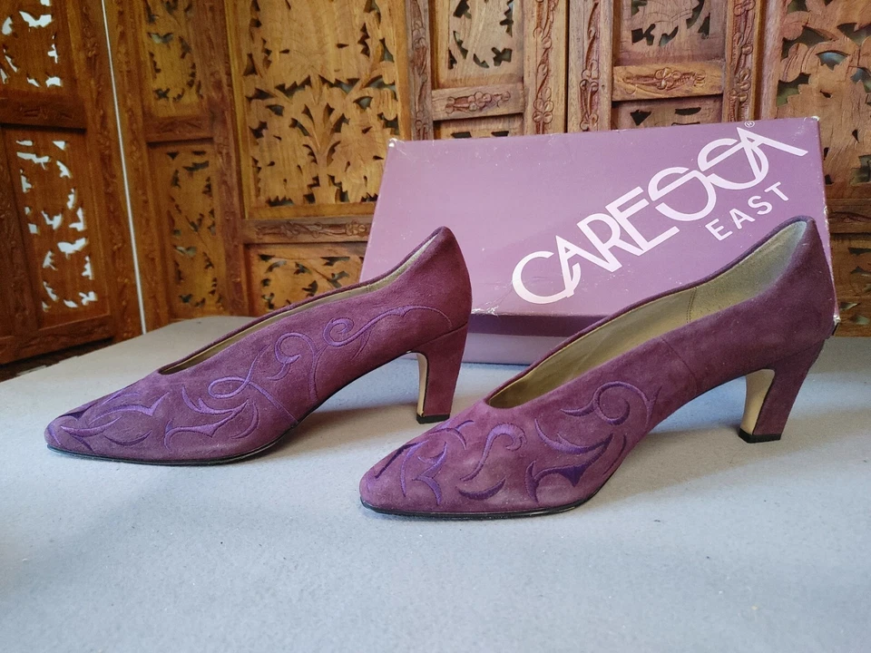 女士的 Caressa East 紫色麂皮绒皮革高跟鞋 9N 码刺绣漩涡可爱! — 第 2/4 张图片