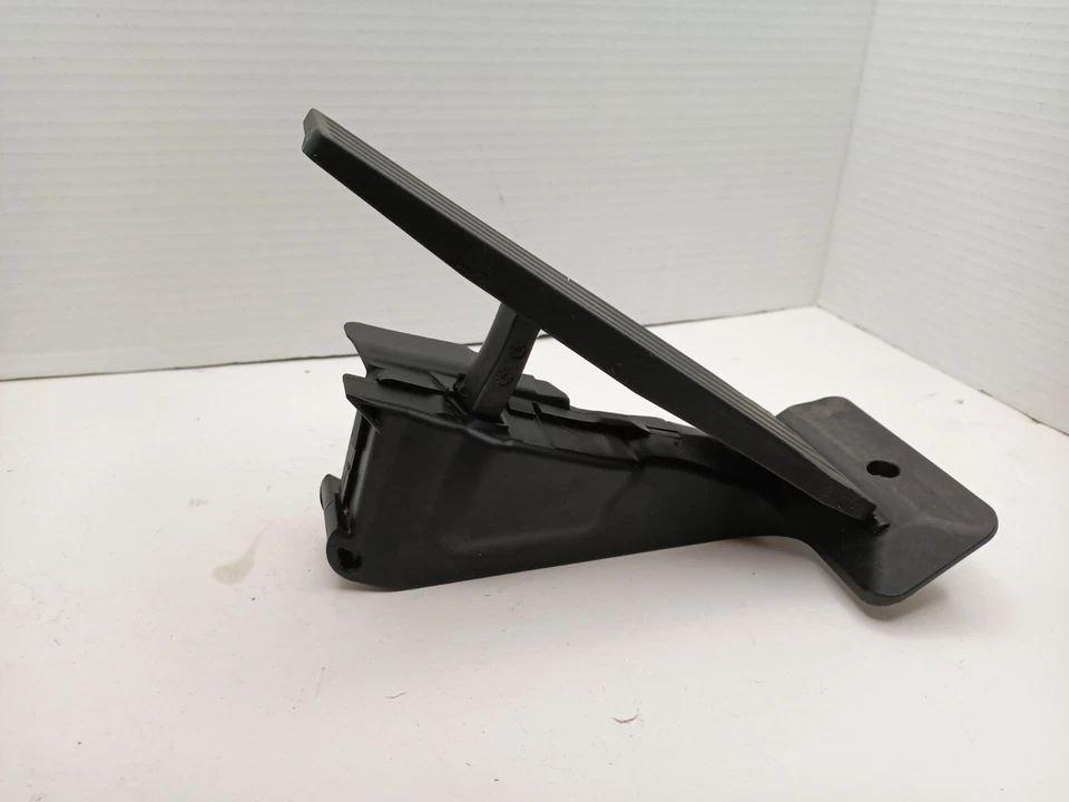 2013 BMW 320i 328i 335i 340i 330i M3 F30 F31 F80 AT Gas Accelerator Pedal  - Image 3 of 4