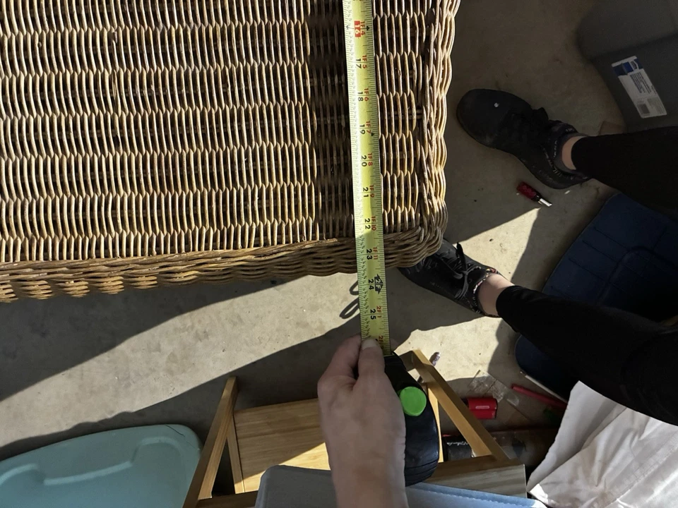 Mesita de noche de mimbre con 2 cajones color miel Foto 4 de 4