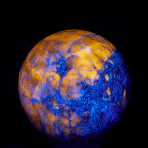 82mm Fluorescent Hackmanite rock sphere. Tenebrescent crystal sphere, Lovozero - Picture 4 of 9