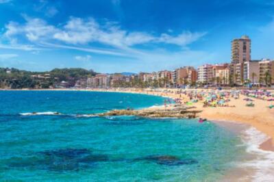 Strände in Lloret de Mar an einem schönen Sommertag, Costa Brava, Katalonien, Sp