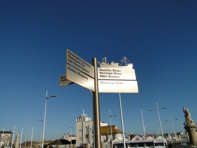 Foto A3 Spitze Dinge am wolkenlosen Himmel Lowestoft Informationstafel, L C2015