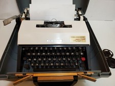 Early 1970s Underwood 450 Portable Mechanical Typewriter w/ Original Case thumbnail