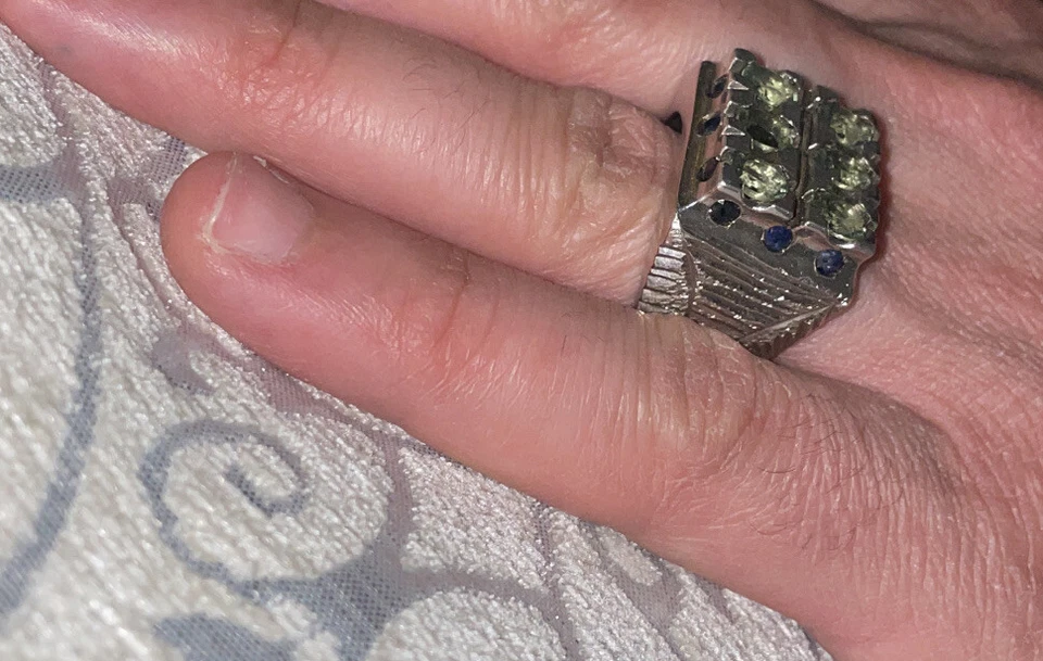 egyptian handmade sapphire and peridot stones rhodium plated mens size 10.5 - Image 3 of 4