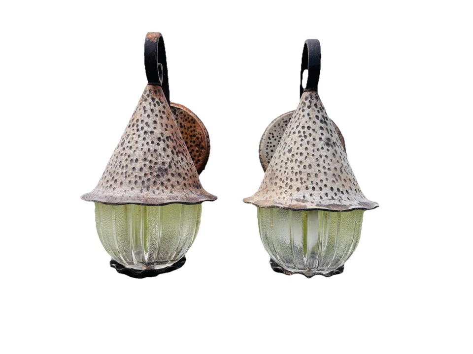 Apliques de luz de porche de metal fundido sombrero de bruja vintage de los años 50 - un par Foto 2 de 4