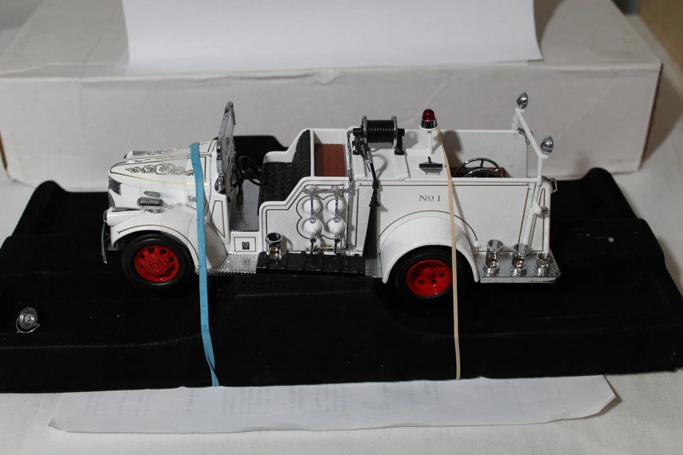 YAT MING Signature Series 1941 GMC Fire Truck 1:24 Scale - Image 2 of 4