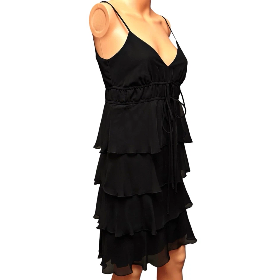 Johnny Martin 黑色荷叶边分层可调肩带 V 领派对迷你连衣裙,尺寸 1 — 第 4/4 张图片