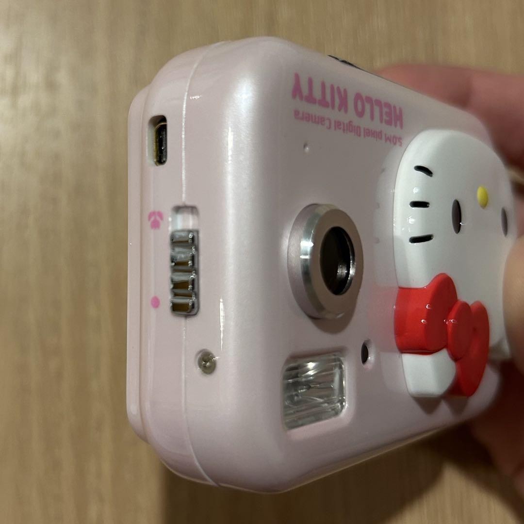 Hello Kitty デジタルカメラ DC-520 エグゼモード、HELLO KITTYとcourregesのデジカメ - 価格.com