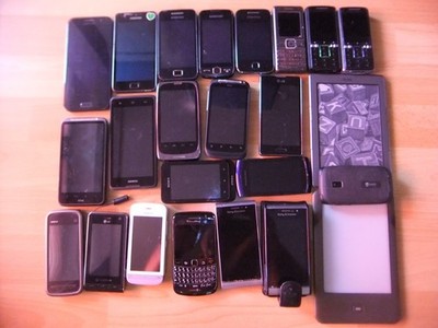 Konvolut 24x Smartphone Handy Defekt für Bastler oder als Ersatzteil.