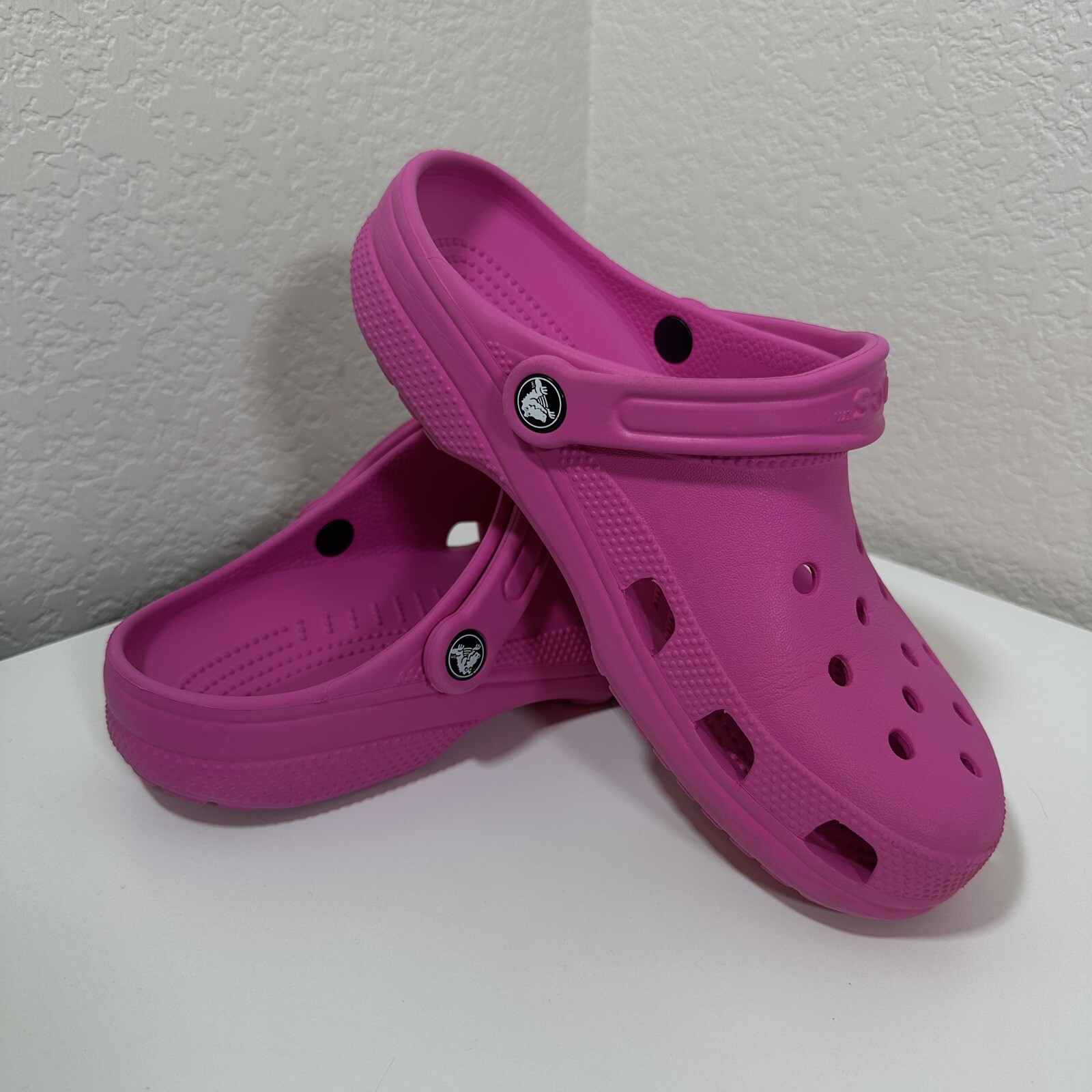 Crocs Classic Clogs Magenta Pink Unisex Christmas Hanukkah {Womens 9 Mens 7}