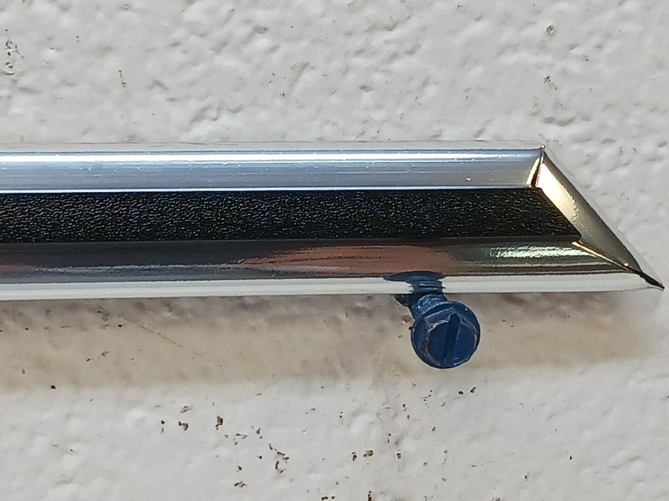 Nuevo OEM GM Front Trim Spear 12300961 1982 Buick Riviera diésel (676) Foto 2 de 4