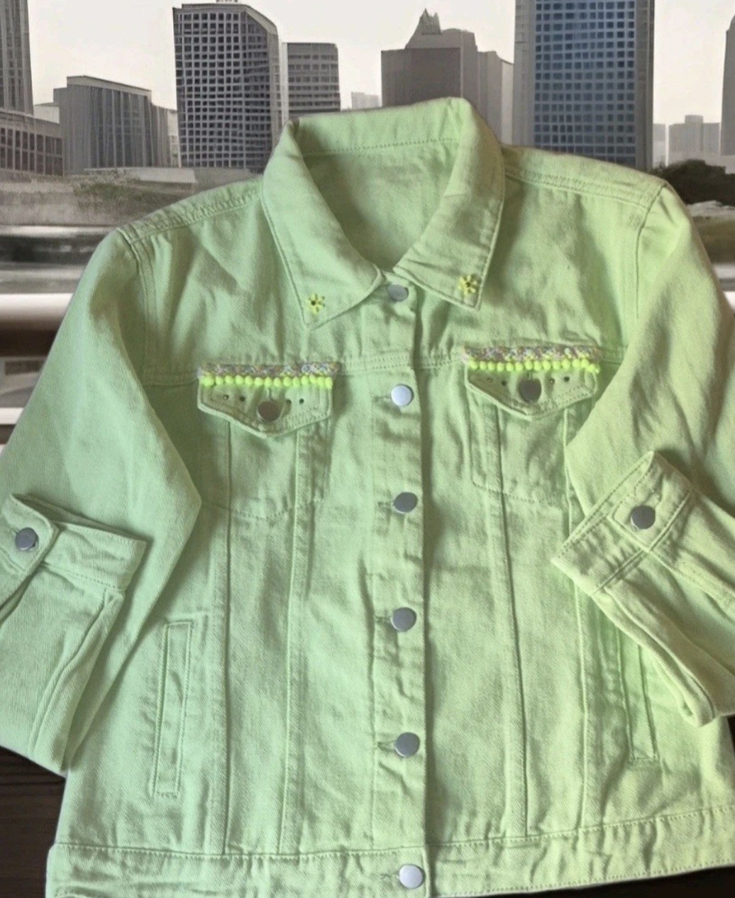 Chaqueta vaquera verde manzana talla M con cenefa bordada con borlas y strass.