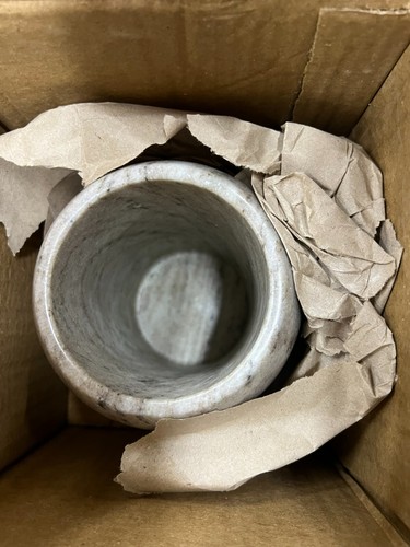 Creative Co-Op Modern Marble Bottle Holder, White Crock, Natural 4.5" x 4.5" x6" - 第 3/3 張圖片
