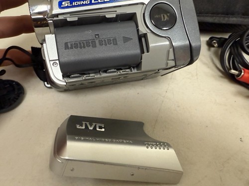 JVC GR-DA30U Digital Video Camera 34x Optical Zoom Sliding Monitor Untested - Picture 6 of 14
