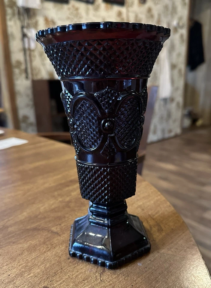 Jarrón vintage Avon 1876 colección Cape Cod rojo rubí con patas de vidrio prensado Foto 2 de 4