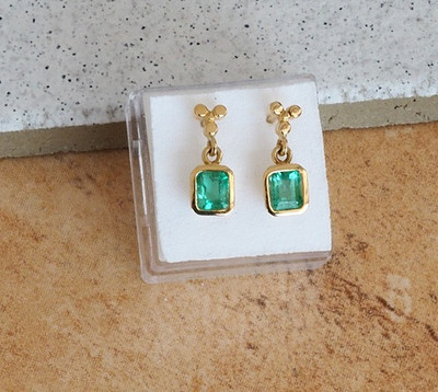 Elegantes Smaragdpaar , Ohrringe Gelbgold-  besonderes Design von Greenfire