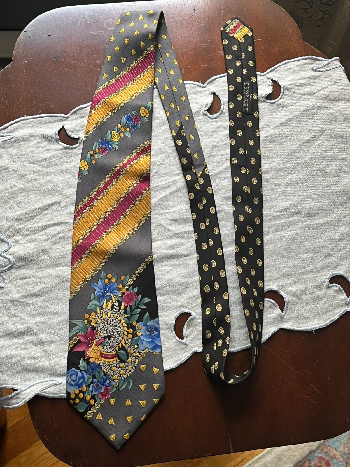 VINTAGE LEONARD PARIS DESSIN COLORFUL FLORAL /BIRD SILK NECK TIE MADE IN ITALY
