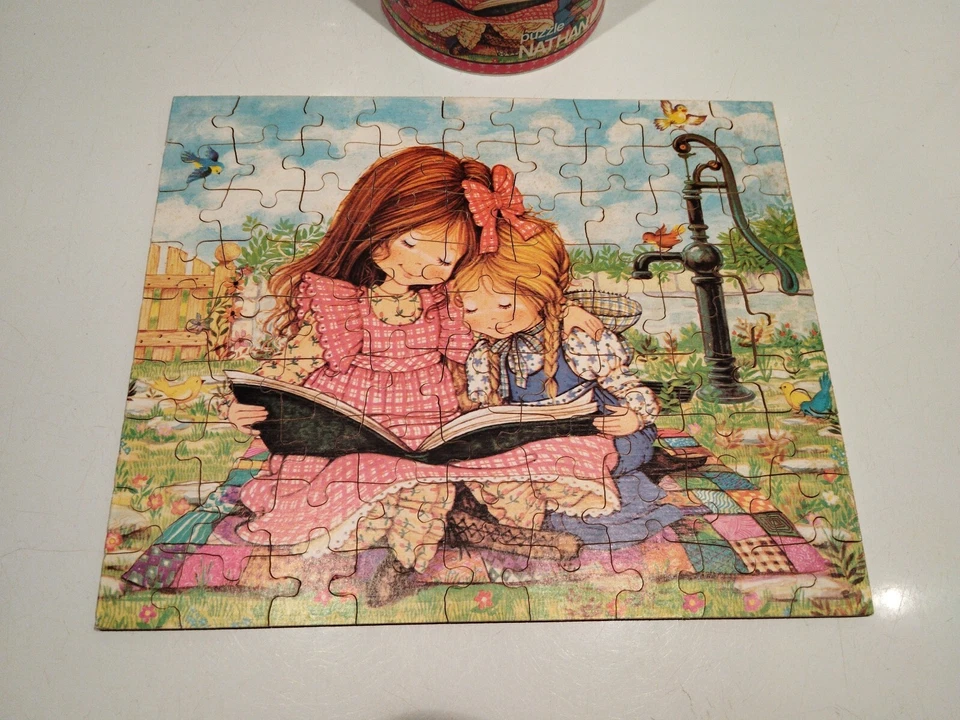 Rare Puzzle En Bois 80 Pièces Miss Petticoat 1980 Boîte Cylindre Complet Nathan - Photo 2/4
