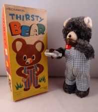 Ancien jouet tôle mécanique automate Thirsty Bear ours buvant du lait + boîte 