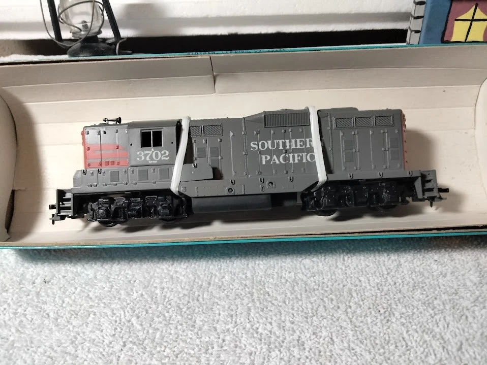 HO Scale Athearn Southern Pacific Un-Powered Dummy Diesel Locomotives - PICK 1 - Image 4 of 4