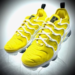 black and yellow nike vapormax plus