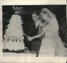 1954 Press Photo Peter Lawford and Patricia Kennedy cut wedding cake, New York