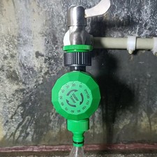 Kompakte 8x8x14cm Bew&auml;sserungszeitschaltuhr f&uuml;r G&auml;rten mit automatischer Ein-