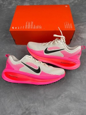 Gr.46 - Nike Vomero 18 CM Sail/Sequoia - Hyper Pink Laufschuhe  IB7315-100