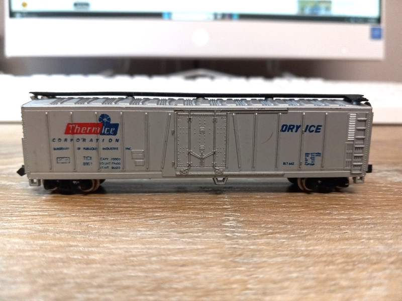 AHM , N SCALE. 50' REEFER CAR. THERMICE. W/METAL WHEELS. FREE SHIPPING