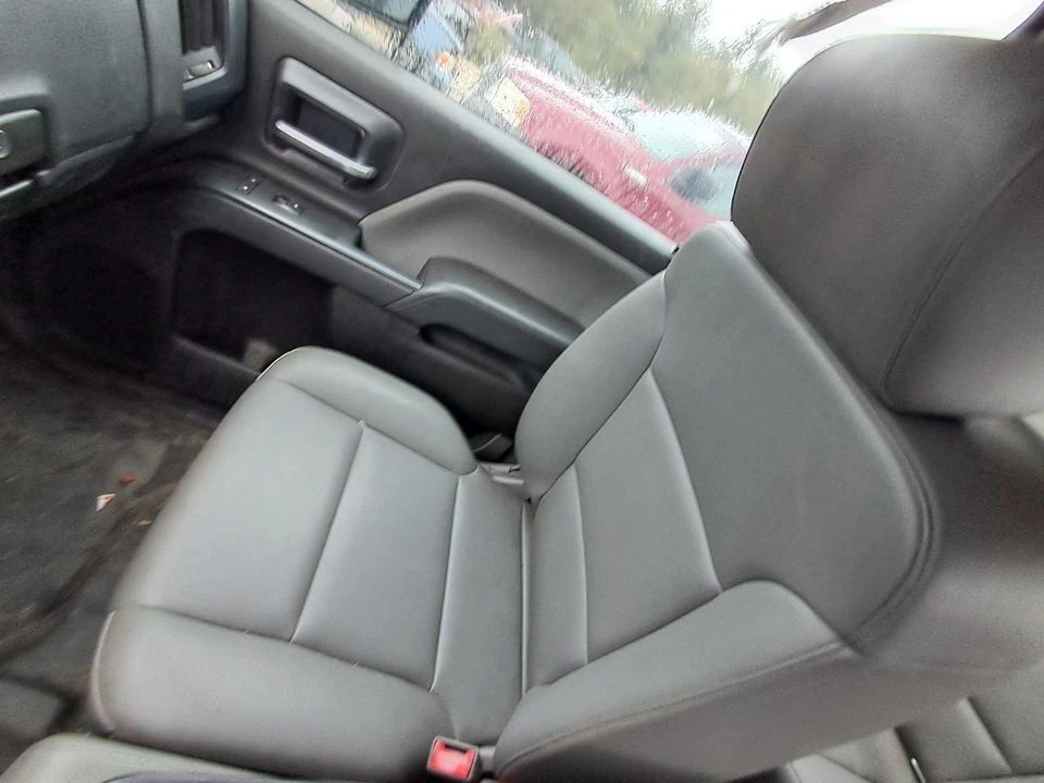 Used Front Right Door Interior Trim Panel fits: 2016 Chevrolet Silverado 2500 pi Foto 2 de 4