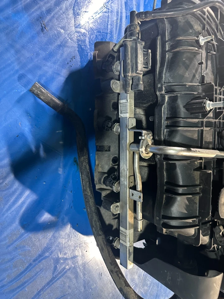 🐼 Colector de admisión GMC / Chevrolet / Cadillac 25359561 y riel de combustible 12599598 🌟 Foto 2 de 4