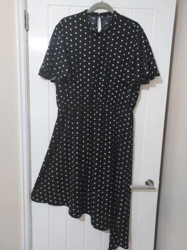 LADIES BLACK/WHITE POLKA DOT PATTERN FLARED DRESS SIZE 22 BY BOOHOO - Picture 1 of 5